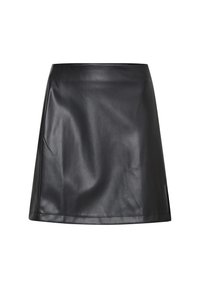 Zwarte faux leren A-lijn mini rok met een gladde textuur en een lichte zijsplit op een witte achtergrond.
