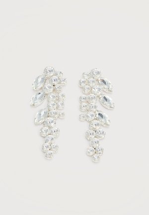 Sudraba toņa auskaru pāris ar grupētiem caurspīdīgiem fasētētiem kristāliem apaļā un marķīza formā uz balta fona.