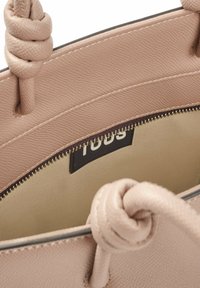 Bolso de piel rosa con una superficie texturada, que presenta un asa anudada y un bolsillo interior con cremallera forrado en beige.
