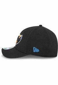 Schwarze Baseballmütze mit einem gestickten Logo in Orange und Weiß. Hat einen blauen Akzent an der Seite und einen gebogenen Schirm.