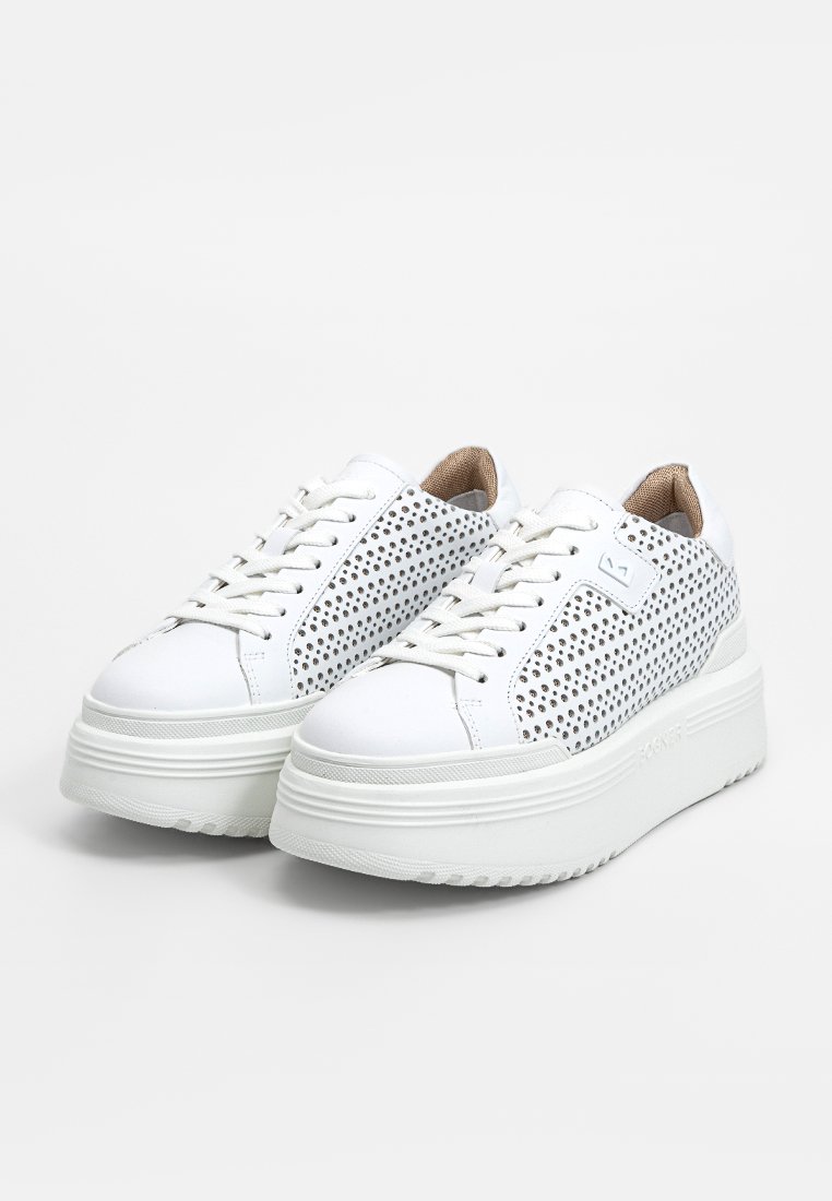 Weiße Sneakers mit perforiertem Lederdesign, abgerundetem Zehenbereich, dicker weißer Sohle und hellbeigem Innenfutter. Mit ton-in-ton Schnürsenkeln.