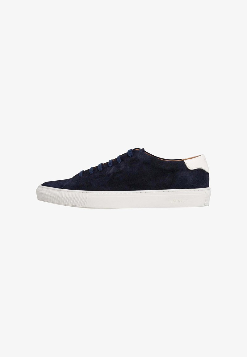 Zapatillas de ante azul marino con suela de goma blanca, puntera redonda y cordones azul oscuro. Presentan un diseño minimalista y una sutil marca en el talón.