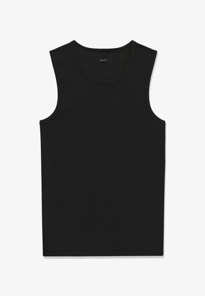 Camiseta de tirantes negra de punto acanalado con escote redondo y una pequeña etiqueta de la marca en el interior del cuello trasero.