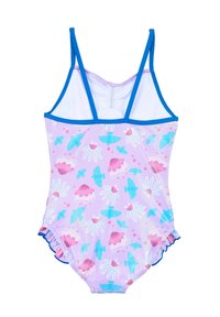 Maillot de bain avec une base violette et des bretelles bleues, présentant un motif répété de poissons, de fleurs et de coquillages dans des couleurs rose et aqua, avec des accents volantés.