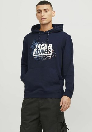Sudadera navy con bolsillo frontal, capucha con cordón y texto gráfico en blanco. Presenta un diseño de contorno de mapa en azul y rojo. Fabricada en una mezcla de algodón.