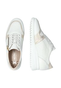 Baskets blanches en cuir avec design perforé et accents en suède beige clair. Équipées d'une fermeture éclair latérale et d'une semelle en caoutchouc texturé pour une traction optimale.