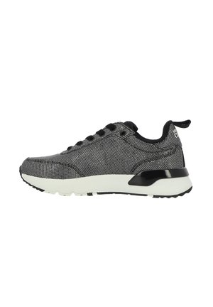 Des baskets de sport noires et argentées avec une tige texturée, un bout rond, une épaisse semelle intermédiaire blanche et une semelle extérieure en caoutchouc noir, avec des accents noirs.