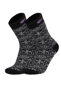 Schwarz-weiß gemusterte Socken mit geometrischem Design, weicher Textur und einem Akzent einer nordischen Flagge am Bündchen.