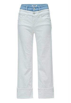 Jeans blancos de pierna ancha y corte cropped con cinturilla de mezclilla azul claro, botones frontales y dobladillos remangados.