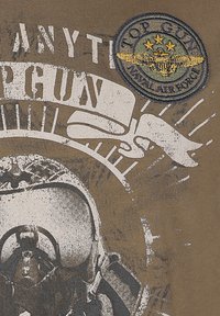 Bruine T-shirt met een grafisch ontwerp van een pilotenhelm, versleten witte tekst en een ronde geborduurde patch met een gouden vleugelembleem.