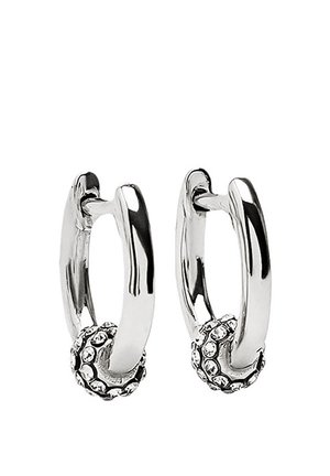 Srebrne kolczyki koła o gładkim, polerowanym wykończeniu z teksturowanym detalem w formie kulki u podstawy, ozdobione wieloma małymi, przezroczystymi cyrkoniami.