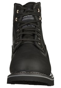 Bota de trabajo aislante negra con parte superior de cuero liso, ojales de metal y cordones negros. Presenta costuras blancas en contraste y una suela de goma.