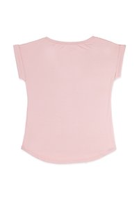 Jasnoróżowa koszulka z krótkim rękawem, okrągłym dekoltem i lekko zaokrąglonym dołem. Miękka, gładka tkanina bez widocznych wzorów czy dodatków.