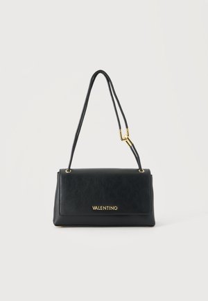 Bolso de hombro de cuero negro Valentino con detalle de cadena dorada y logo dorado en el frente sobre un fondo gris liso.