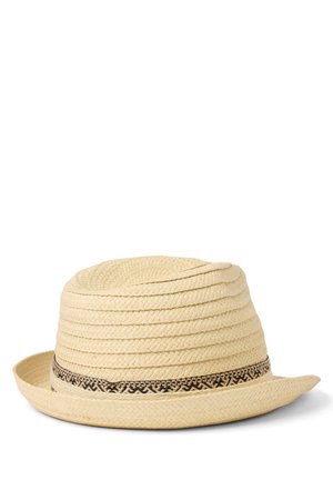 Beige gevlochten strohoed fedora met een zwarte patroonband rond de basis en een licht gebogen rand op een witte achtergrond.