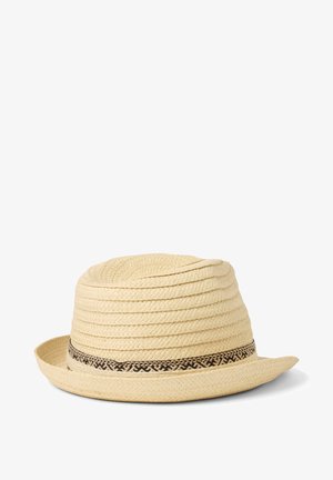Beige gevlochten strohoed fedora met een zwarte patroonband rond de basis en een licht gebogen rand op een witte achtergrond.