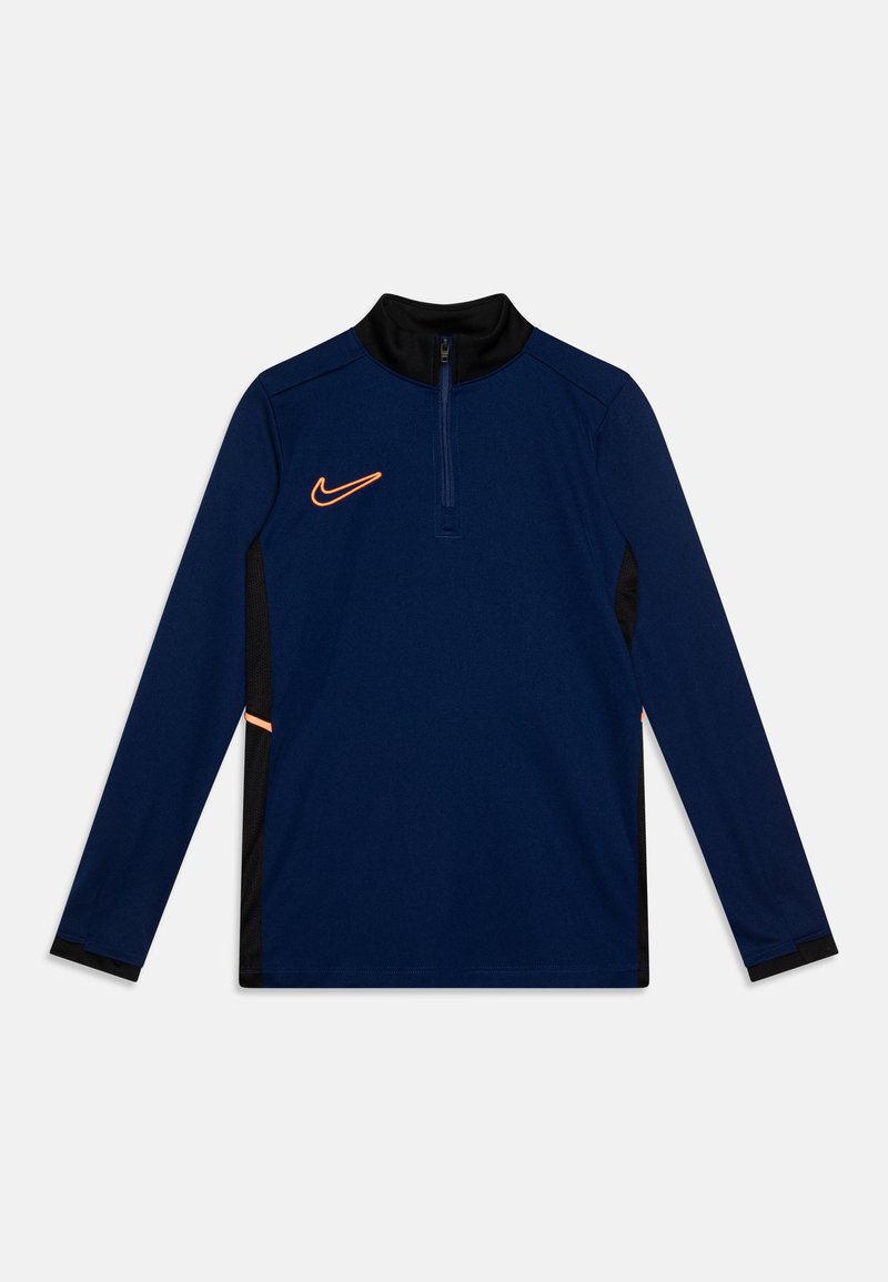 Maglietta sportiva a maniche lunghe blu navy con colletto nero, zip frontale a metà e logo Nike arancione. Presenta pannelli laterali neri a contrasto.