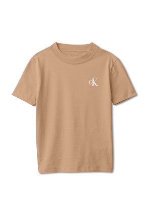Beige kortermet T-skjorte med en liten hvit "cK"-logo på venstre bryst, rund halslinje og ensfarget design.