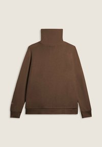 Maglione a collo alto marrone con maniche lunghe, realizzato in tessuto testurizzato. Presenta un design semplice e rilassato e un orlo non rifinito.
