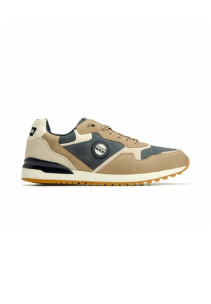 Beige en grijze lage sneaker met witte zool, gum rubberen buitenzool, veters en een rond logo op de zijkant.