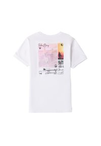 Camiseta de algodón blanca con mangas cortas, que presenta una impresión gráfica multicolor de paisajes y texto en la parte trasera.