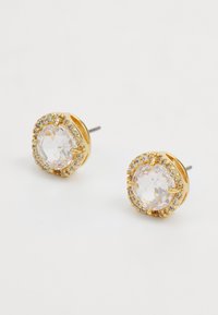 Orecchini a bottone in oro con una pietra centrale trasparente circondata da un insieme di piccole pietre riflettenti, che presentano un design sfaccettato.