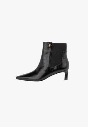 Stivaletto nero realizzato in pelle sintetica lucida effetto coccodrillo, con pannelli laterali elasticizzati, punta affusolata e tacco sottile. Accentuato con accessori metallici.
