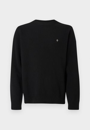 Sort strikket sweater med lange ærmer, rund hals og ribbet manchetter. Har et lille logo i kontrastfarve på brystet.