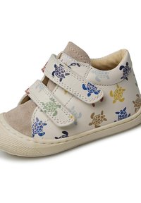 Scarpa con cinturino in velcro in pelle color crema con stampe di tartaruga multicolori, dettagli in suede grigio e suola in gomma testurizzata. Design con punta arrotondata.