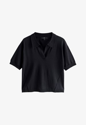 Fekete rövid ujjú galléros póló, V-nyakkivágással, bordázott szegéllyel és mandzsettával, fehér háttéren lefektetve.