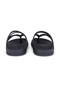Schwarze Flip-Flops mit drei glänzenden Riemen, strukturiertem Fußbett und flacher Sohle. Entworfen für lässige Anlässe mit einem minimalistischen Look.