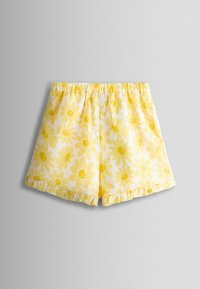 Pantaloni scurți cu model floral galben, cu talie elastică și margine mică cu volane la tiv, expuși pe un fundal neutru.