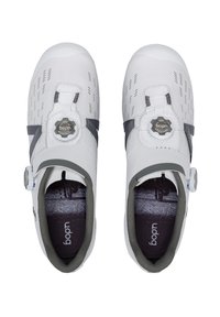 Vita cykelskor med en slät yta, utrustade med ett vredslutningssystem och grå detaljer. Lasergraverad utsmyckning på överdelen.