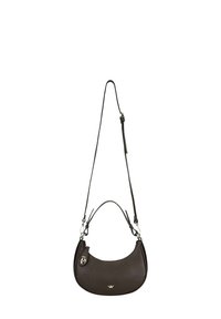 Bruine leren schoudertas met een gebogen vorm, een afneembare riem, een zilveren embleem en een klein ritsvak aan de zijkant.