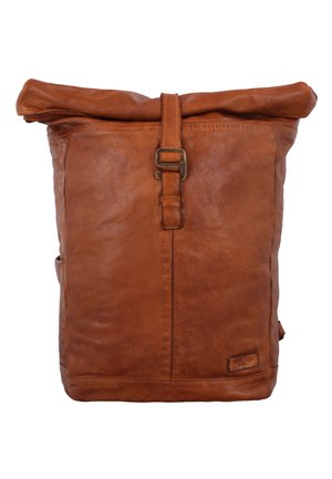 Brun læder rulletop rygsæk med spænde lukning, tekstureret overflade og sidelomme til ekstra opbevaring. Holdbart og funktionelt design.