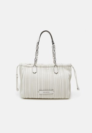 Bolso blanco plisado con tirantes de cadena plateada y laterales con cordón sobre un fondo liso.