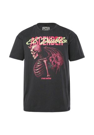 Czarny t-shirt z różowym szkieletem i skrzydłami trzymającym kwiat, napis "Ascender El Diablo" oraz małe logo "STHUGE Universe".