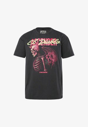 Czarny t-shirt z różowym szkieletem i skrzydłami trzymającym kwiat, napis "Ascender El Diablo" oraz małe logo "STHUGE Universe".
