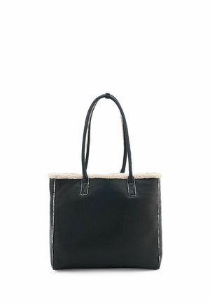 Sac fourre-tout en cuir noir avec doublure en fausse fourrure en haut, deux poignées robustes, forme rectangulaire et couture blanche le long des bords.