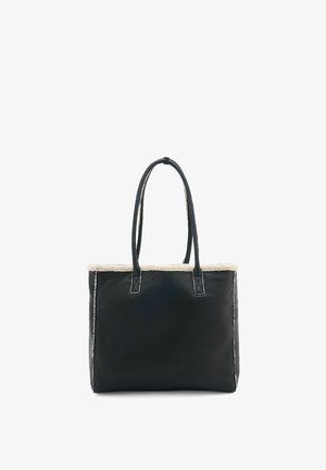 Sac fourre-tout en cuir noir avec doublure en fausse fourrure en haut, deux poignées robustes, forme rectangulaire et couture blanche le long des bords.