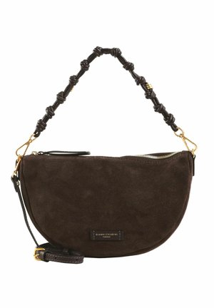 Sac à main demi-lune en daim marron foncé avec une anse en cuir nouée, des finitions dorées, une fermeture éclair et une étiquette portant l’inscription Gianni Chiarini Firenze.