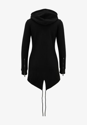 Jachetă neagră cu glugă, mâneci lungi, tiv asimetric, șliț în spate, șnururi prelungite și fermoare la manșetele mânecilor.