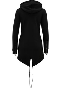 Veste noire à capuche manches longues avec ourlet asymétrique, fente au dos, cordons allongés et fermetures éclair sur les poignets.