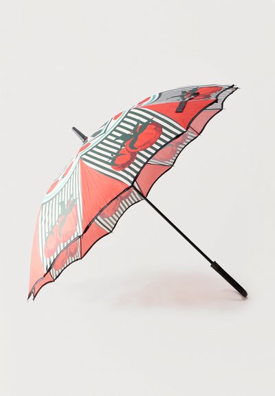 Ανοιχτή ομπρέλα με κόκκινες και λευκές ρίγες και μαύρη λαβή, διακοσμημένη με μεγάλες εικόνες κόκκινων ντομάτων.