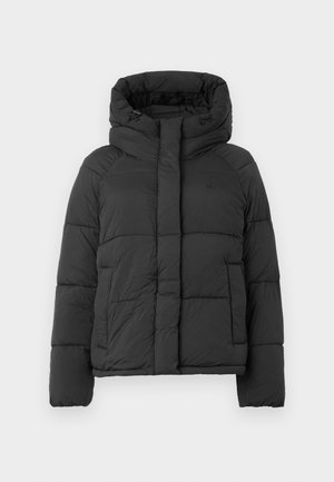 Chaqueta de invierno negra acolchada con cuello alto, capucha ajustable, cremallera frontal cubierta por una solapa y bolsillos laterales.