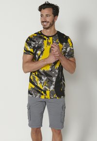 Camiseta Koroshi Manga Corta Hombre - Color Antracita Con Estampado Urbano