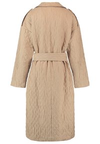 Albornoz acolchado beige con un patrón de diamantes texturizado, que presenta una cintura con cinturón, mangas largas y un cuello clásico. Vista trasera mostrada.