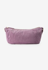Paarse corduroy pouch bag met een ritssluiting, met een afgeronde vorm en een getextureerd oppervlak, verfraaid met gouden hardware.