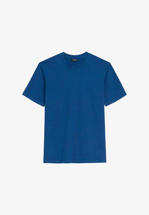 Jednokolorowa, niebieska koszulka z krótkim rękawem, z okrągłym dekoltem, wykonana z bawełny, z małą czarną metką marki na dekolcie.