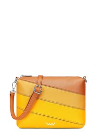 Obdélníková crossbody taška z oranžové a žluté kůže, s diagonálními pruhy, odnímatelným ramenním popruhem a sponou v odstínu stříbra.